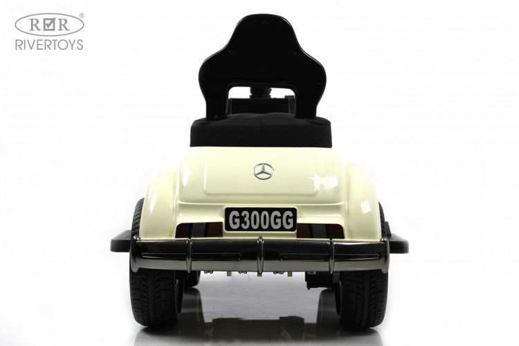 Детский толокар RiverToys Mercedes-AMG 300S G300GG-D с пультом управления белый Детский толокар RiverToys Mercedes-AMG 300S G300GG-D с пультом управления белый